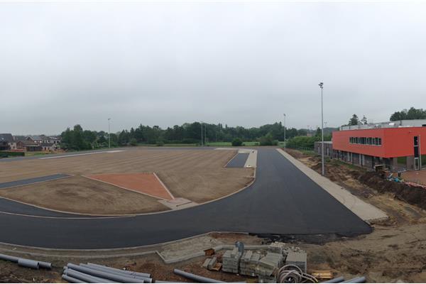 Aanleg kunststof atletiekpiste in PU, natuurgras voetbalveld en omgevingswerken - Sportinfrabouw NV